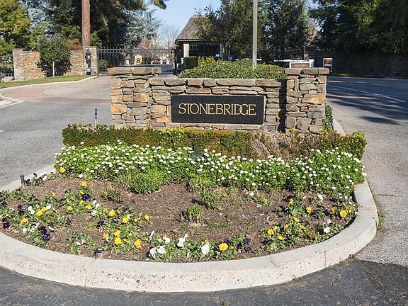 Gated entrance with 24x7 security guard.