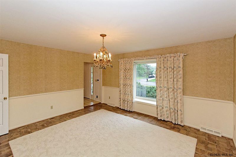 5th image of 35 CLOVERFIELD Drive