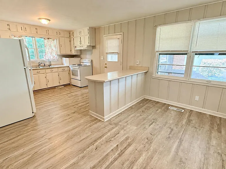1908 Stevens Dr NE — Photo 6