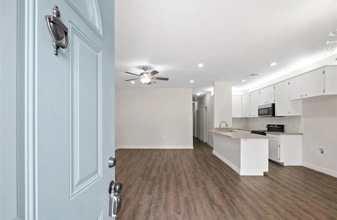 3 bed, 2.0 bath, 2520 sqft, $1,495 — Photo 3