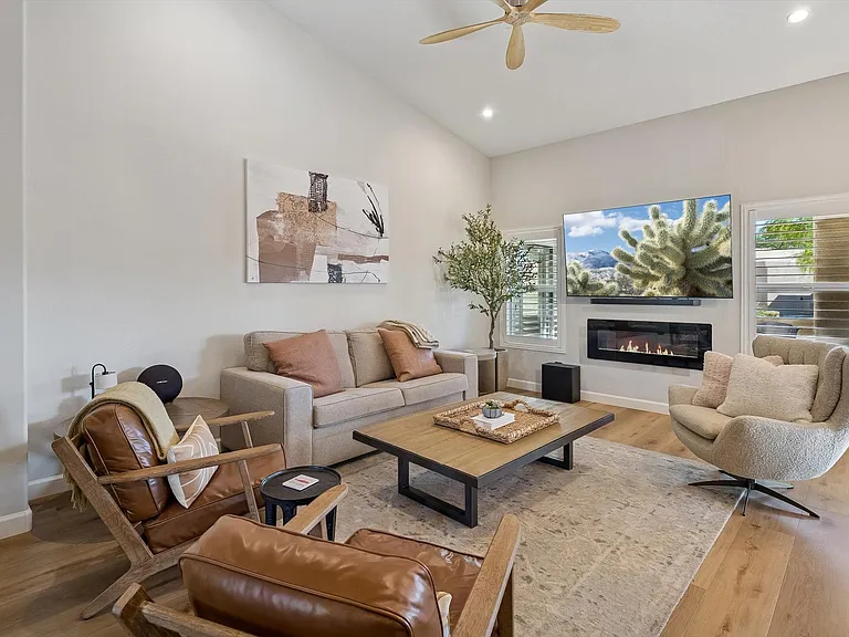 4733 E Casey Ln — Photo 2