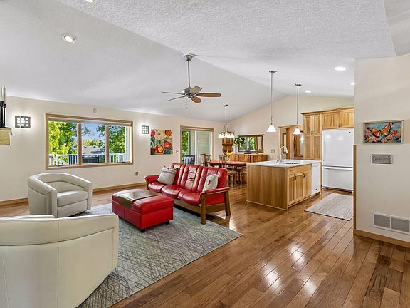 5th image of 2215 Greenfield Dr E