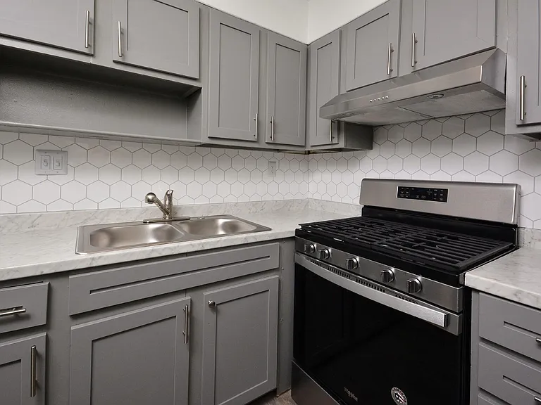 Chateau Apartments — Photo 18