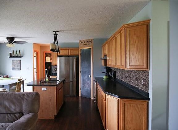 Another view of the kitchen patio door leads to the patio and fenced in area, great for kids and pets