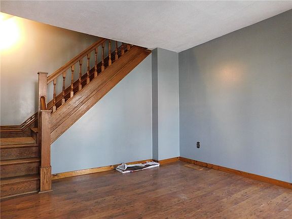 2nd image of 138 W Elm St