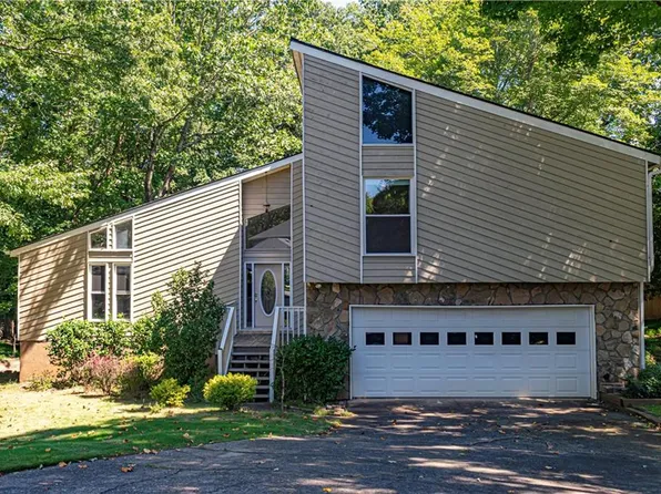 1985 Branch Valley Dr, Roswell, GA 30076