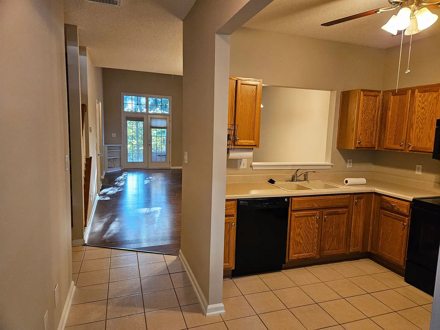 Fantastic 3br 2.5ba Townhome w/ 1st Floor Master & Garage in Holly Springs! Available Now! — Photo 2