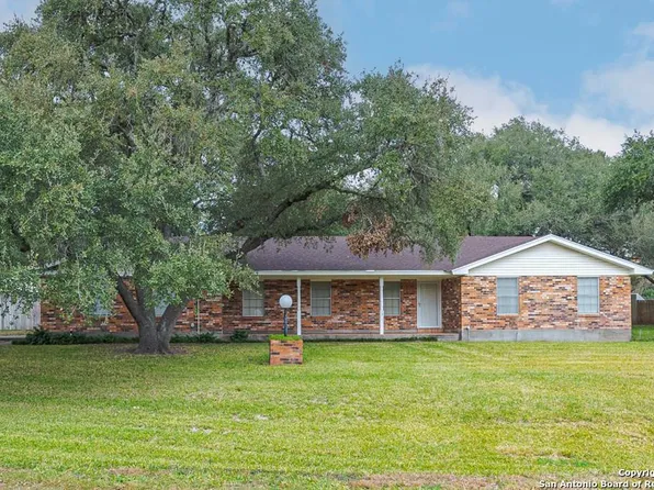 23 Encino Loma, Beeville 78102
