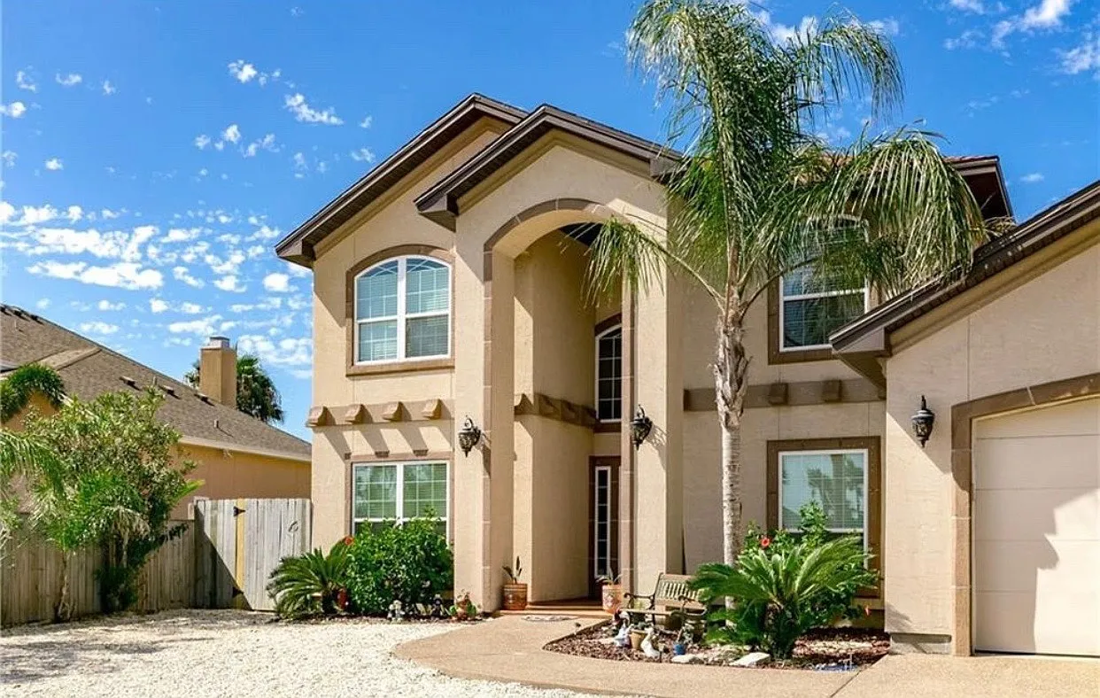 4 bed, 2.5 bath, 2657 sqft, $3,500 — Photo 2