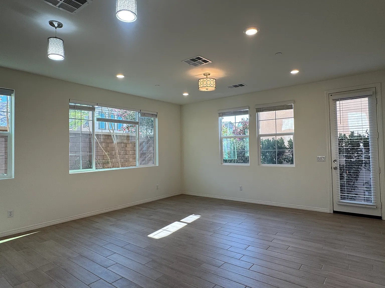 3 bed, 2.5 bath, 1801 sqft, $3,250 — Photo 2