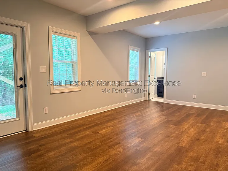 305 Holly Thorn Trce — Photo 17