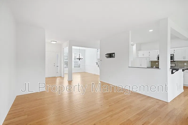 4 bed, 2.5 bath, 2231 sqft, $2,849 — Photo 3