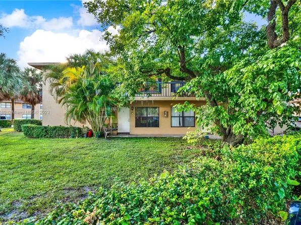 2610 W 67th Pl APT 22-14, Hialeah, FL 33016