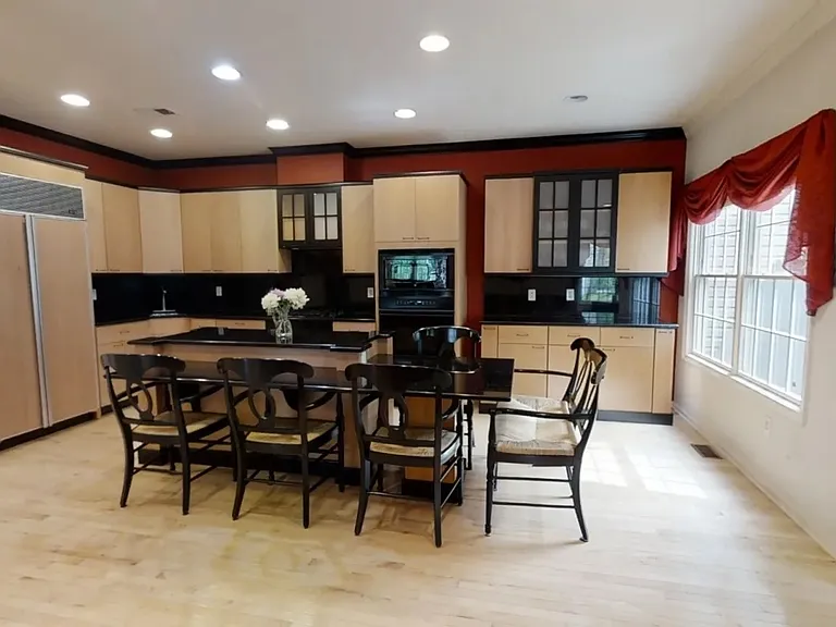 711 Binghampton Ln — Photo 31