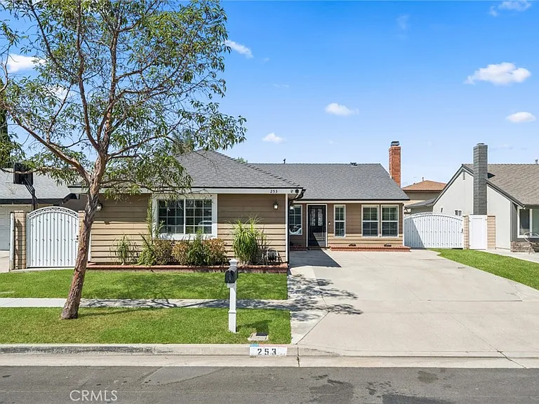 253 N Paseo De Juan — Photo 2