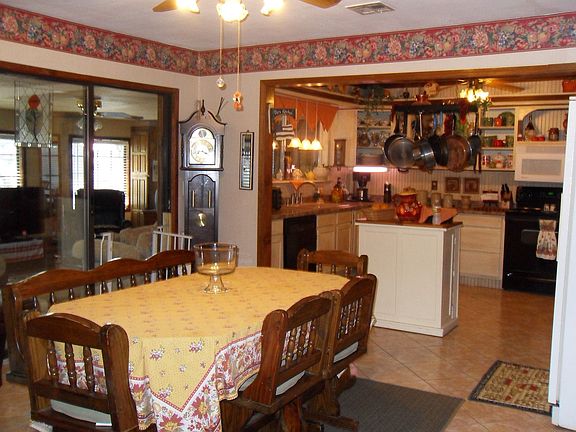 Large kitchen w/fireplace