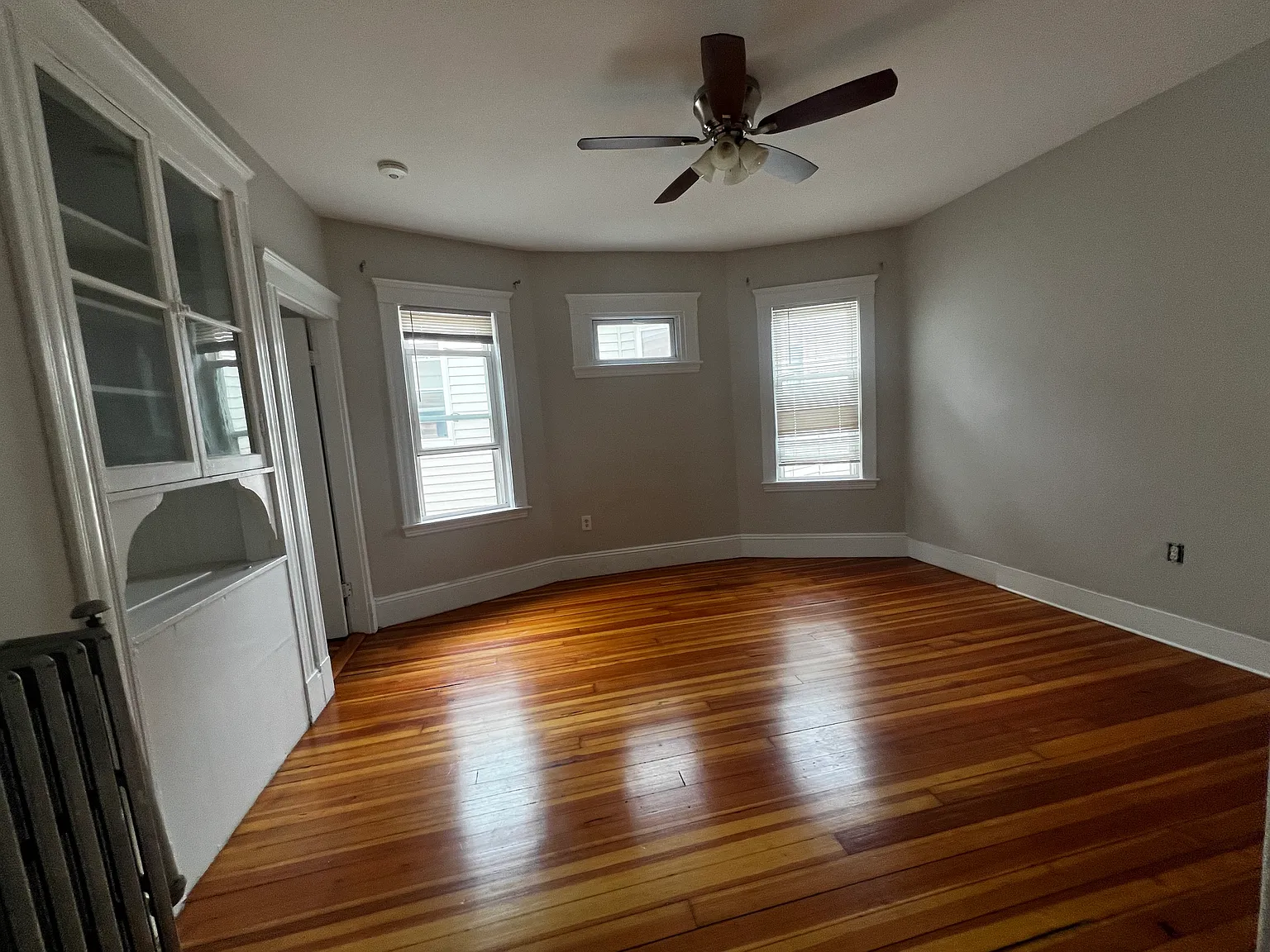3 bed, 900 sqft, $2,395 — Photo 1