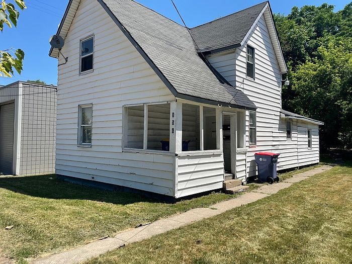 1st image of 856 Lafayette Ave NE #1