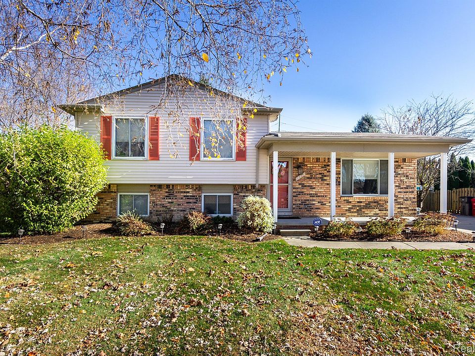 1st image of 18450 N Oak Ct