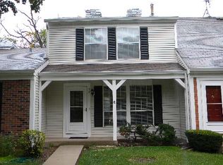 32 Timber Ter, Cary, IL 60013