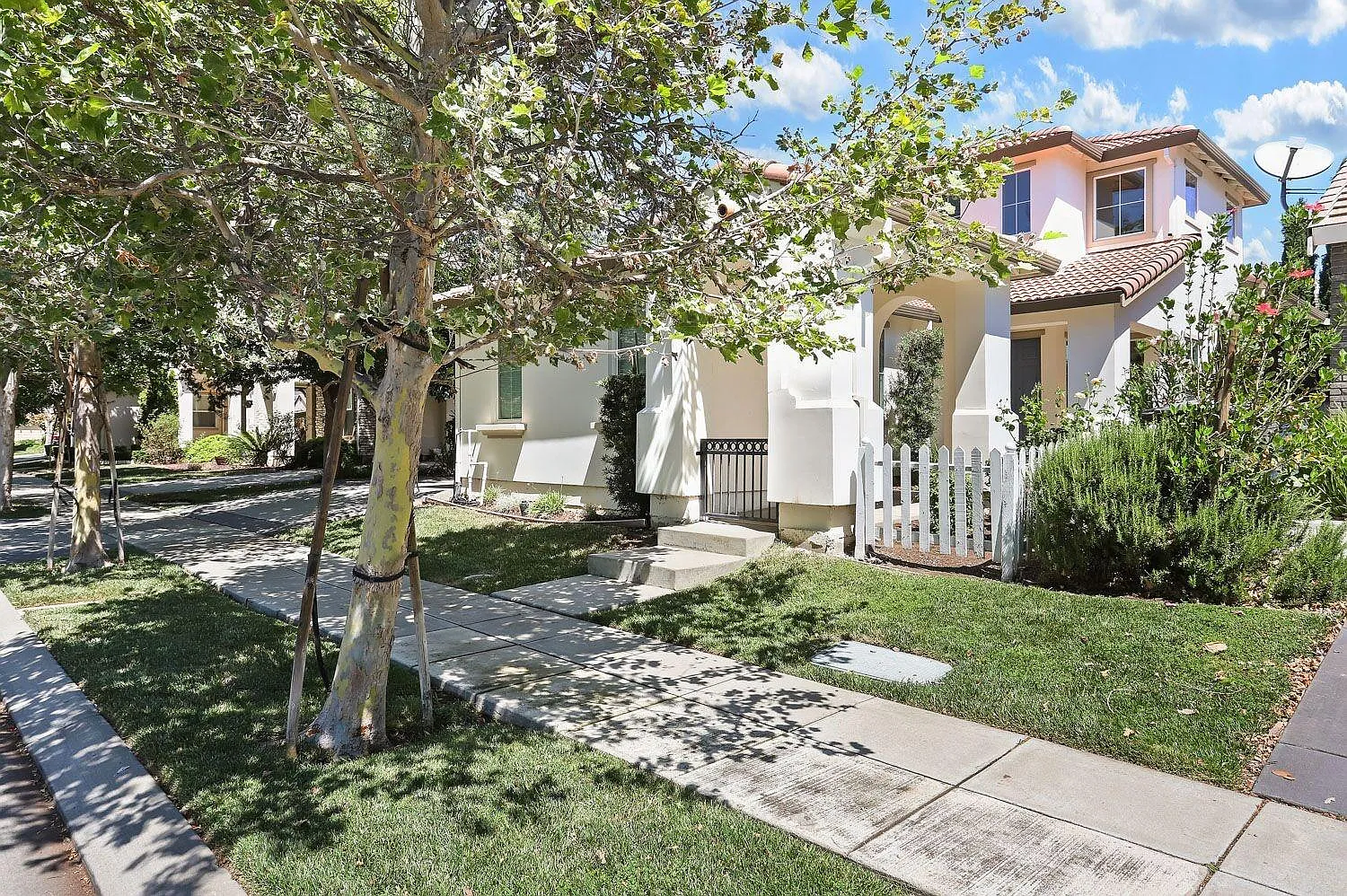 377 E Legacy Dr photo 1