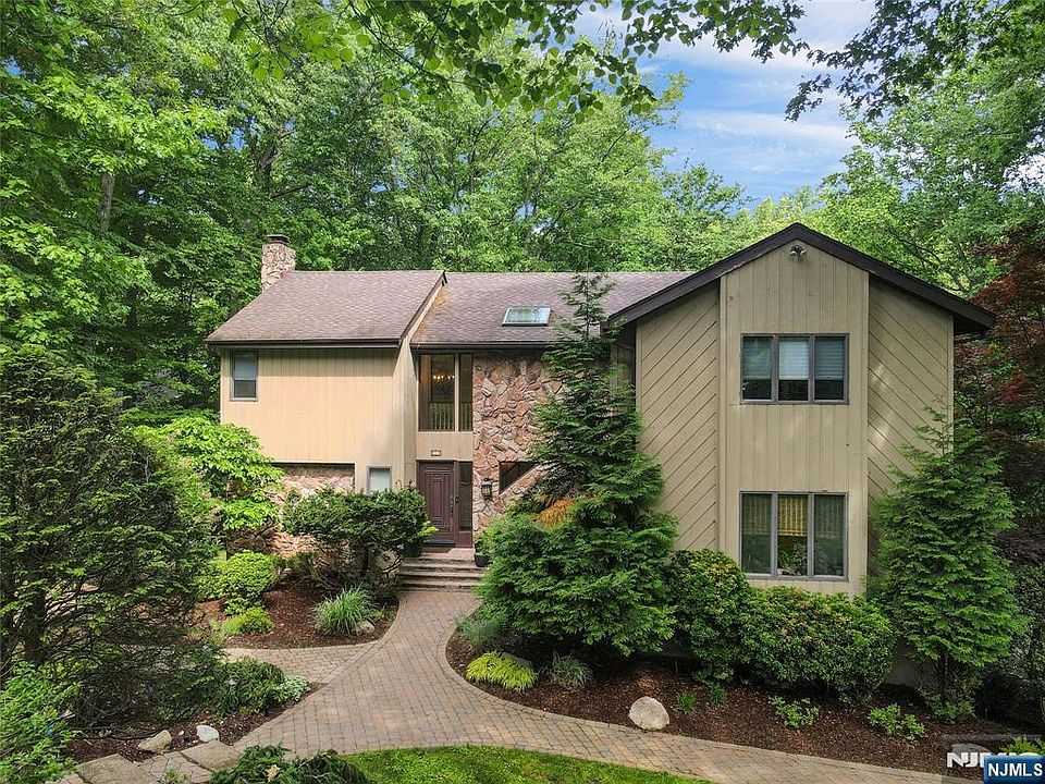 1st image of 364 Canterbury Ln