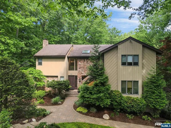 364 Canterbury Ln, Wyckoff, NJ 07481