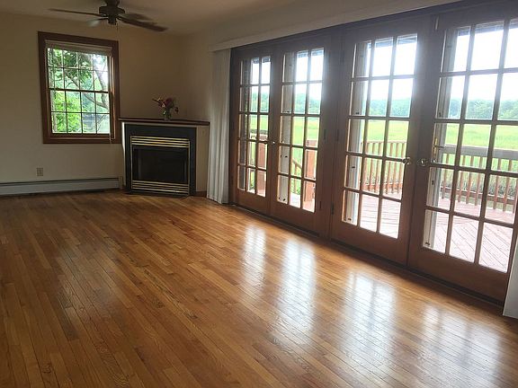 Living/dining area w/gas fp