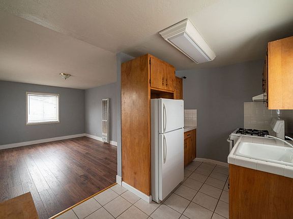 3rd image of 3233 Yosemite Ave APT 2