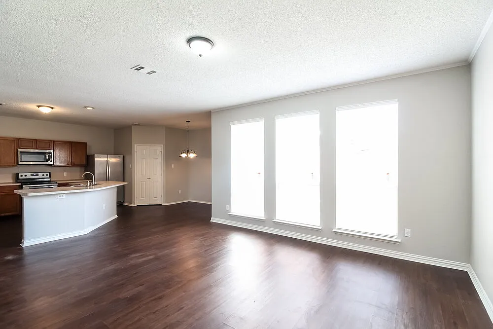4 bed, 2.5 bath, 2284 sqft, $2,860 — Photo 3