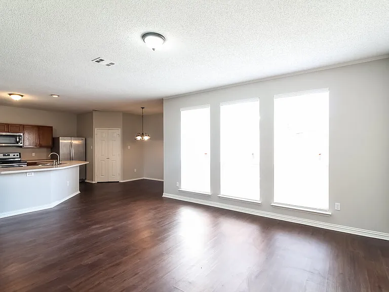 816 Parker Dr — Photo 3