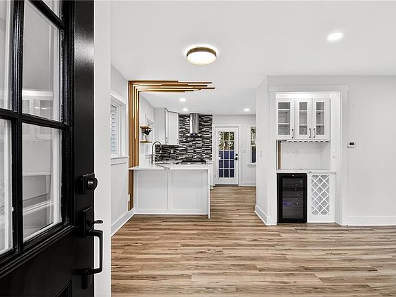 2nd image of 2563 Lancaster Dr