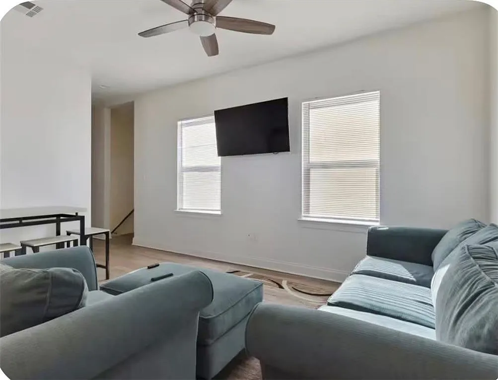 2 bed, 900 sqft, $1,550 — Photo 3