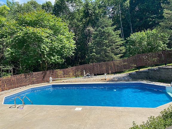 4th image of 23 Glenbrook Dr