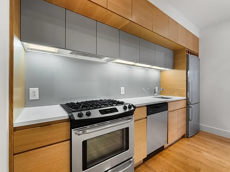 150 4th Ave #7A — Photo 1