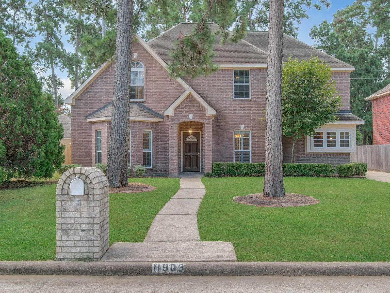 4 bed, 3.5 bath, 2506 sqft, $2,400 — Photo 1