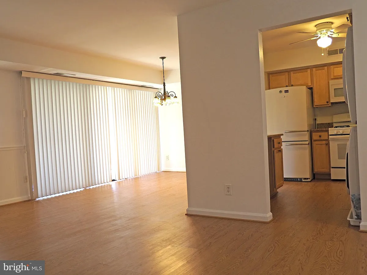Building Photo - 10 Monroe St #302