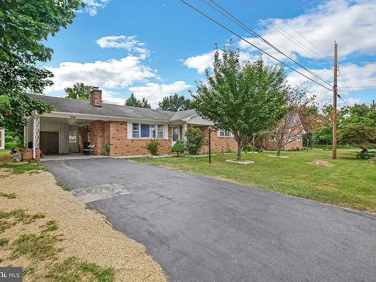 323 Russelcroft Rd — Photo 20