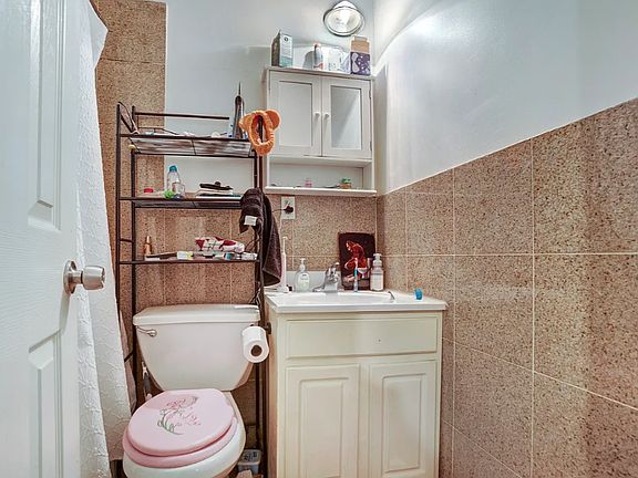 5th image of 293 N 7th St APT 1R