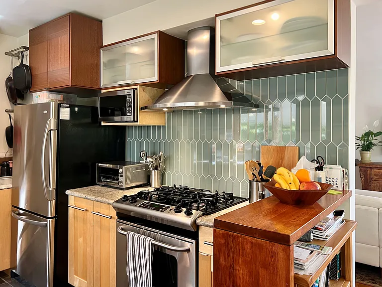 Gas range/oven, tile backsplash