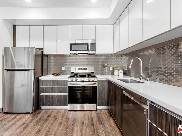 552 N Hobart Blvd #207 — Photo 3