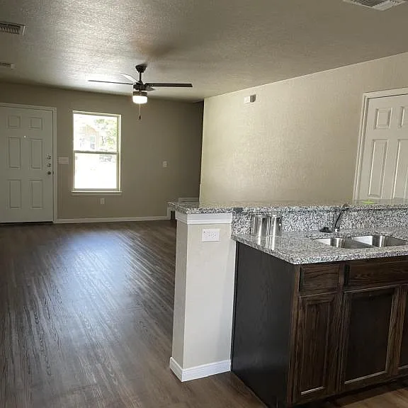 512 Raymond St — Photo 15