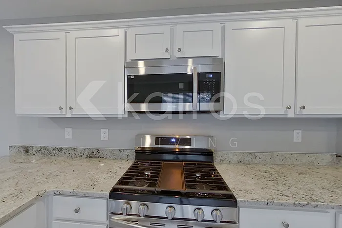 394 Angela St — Photo 4