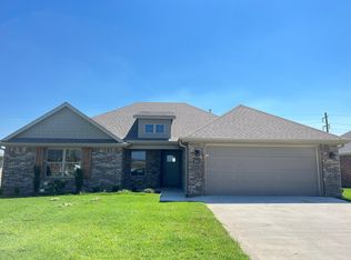 803 Woodplains Ave, Tontitown, AR 72762