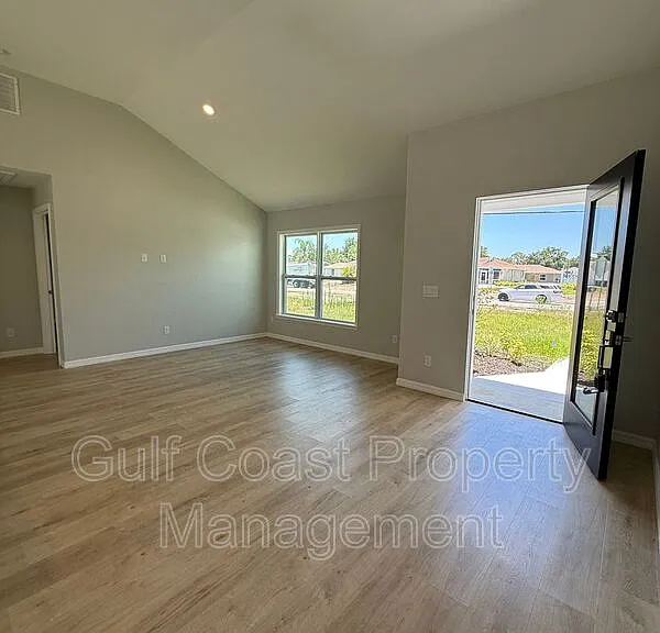 3294 W Price Blvd — Photo 5