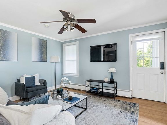 3rd image of 184 Ocean Ave W APT 3R