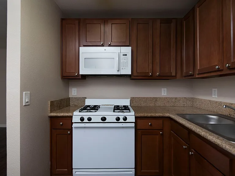 Grossmont Apartments — Photo 29