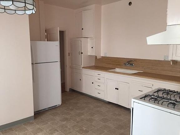 3rd image of 654 S Cloverdale Ave APT 102