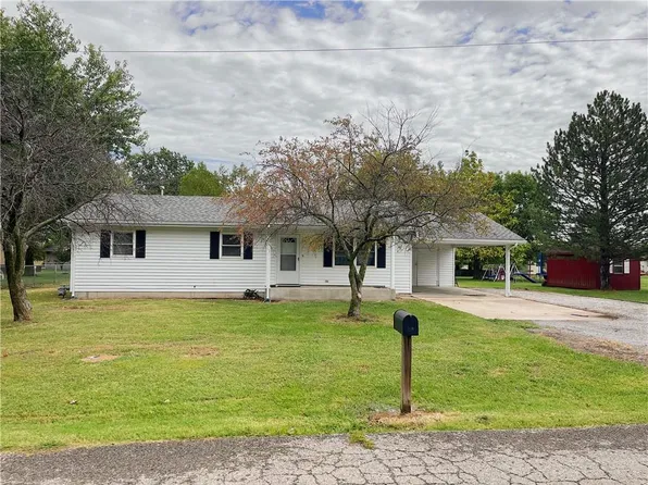 104 S Williams St, Girard, KS 66743