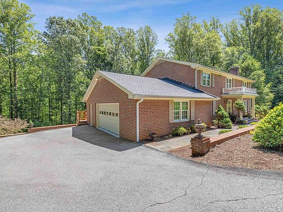 3rd image of 985 Tanglewood Rd